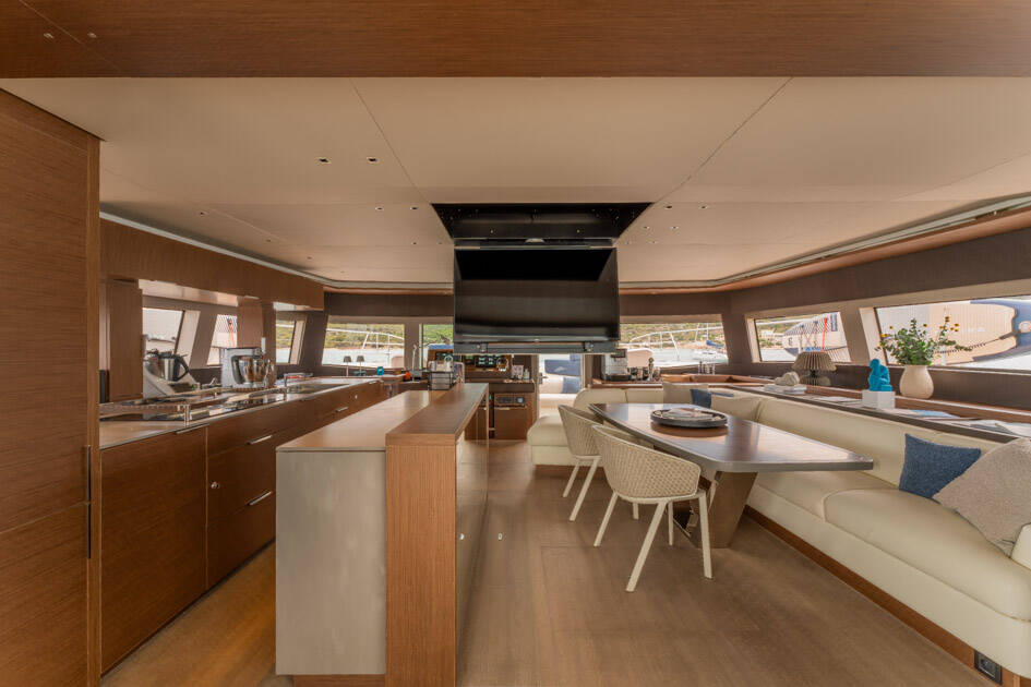 Power catamaran Lagoon Sixty 7 Valium 67