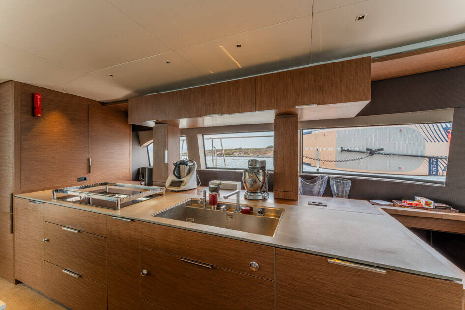 Power catamaran Lagoon Sixty 7 Valium 67