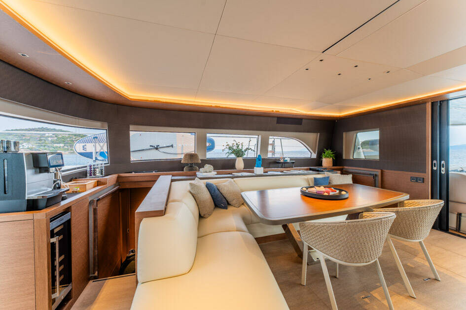 Power catamaran Lagoon Sixty 7 Valium 67