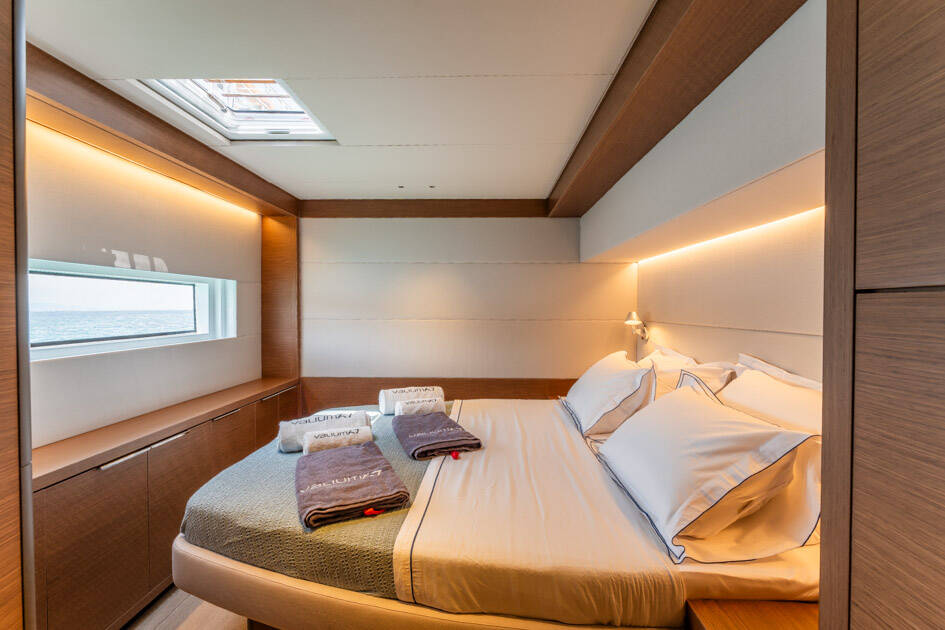 Power catamaran Lagoon Sixty 7 Valium 67
