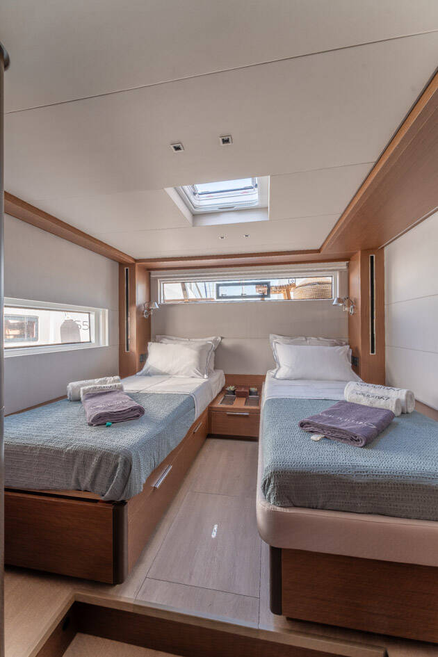 Power catamaran Lagoon Sixty 7 Valium 67