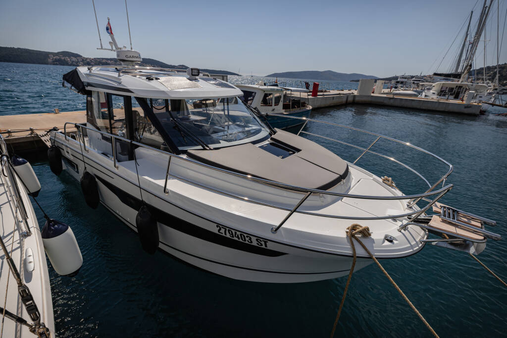 Motor boat Merry Fisher 895 Offshore Shearwater