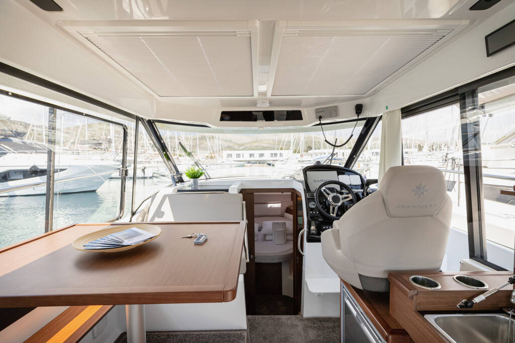 Motor boat Merry Fisher 895 Offshore Shearwater