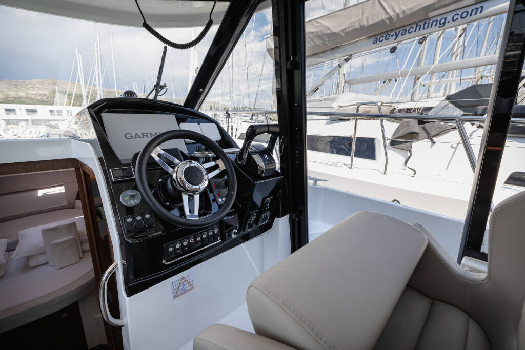 Motor boat Merry Fisher 895 Offshore Shearwater