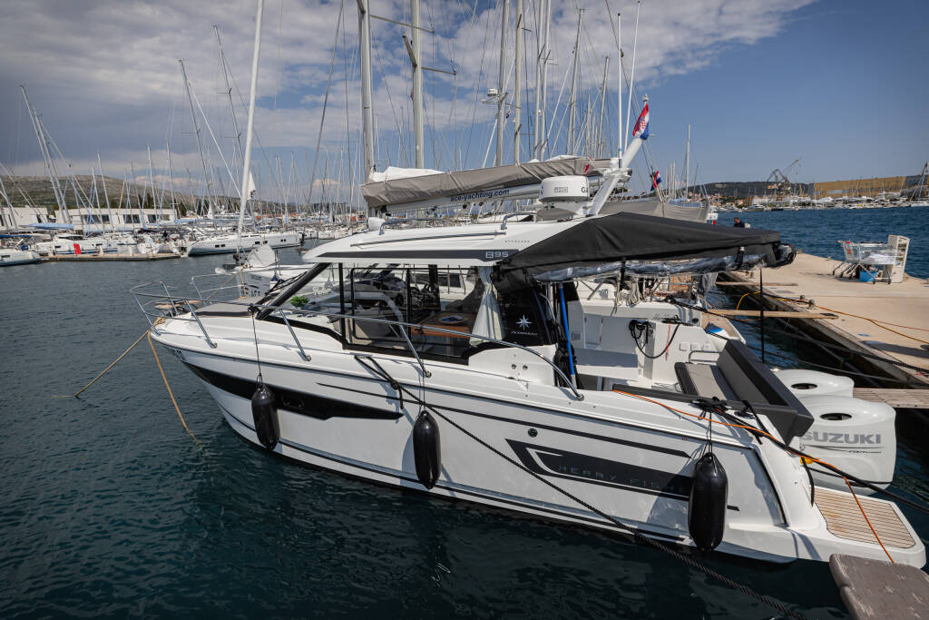 Motor boat Merry Fisher 895 Offshore Shearwater