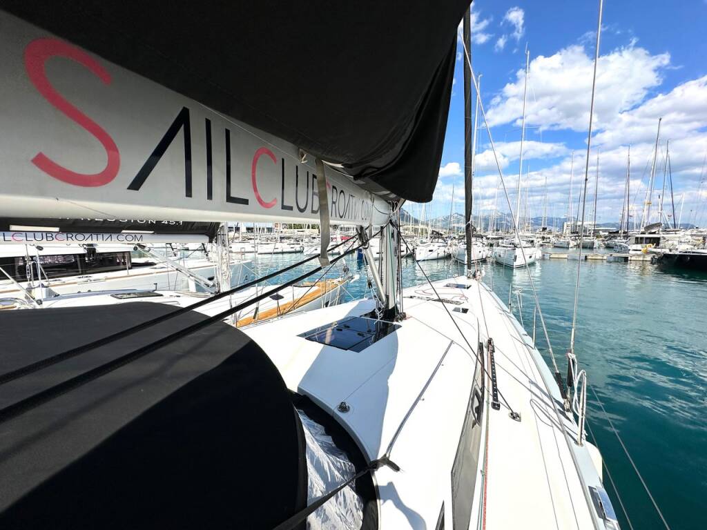 Sailing yacht More 55 More Grey