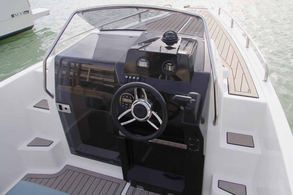 Motorboot Nuva M6 Cabin No Name