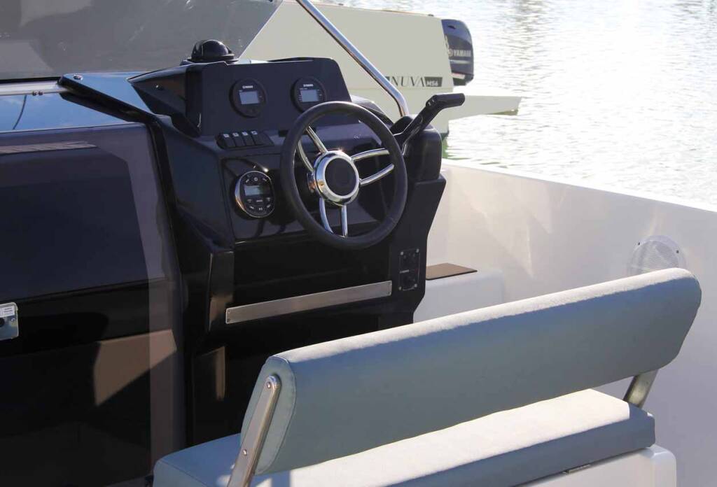 Motorboot Nuva M6 Cabin No Name