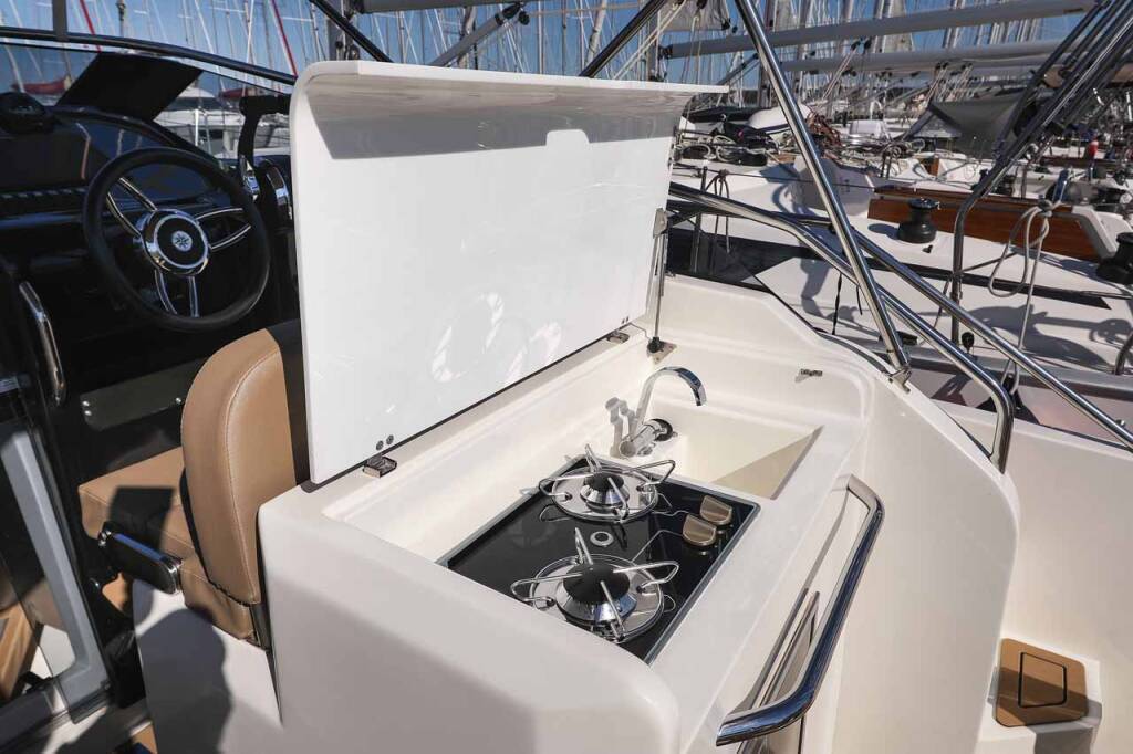 Motor boat Nuva M9 Cabin Planac