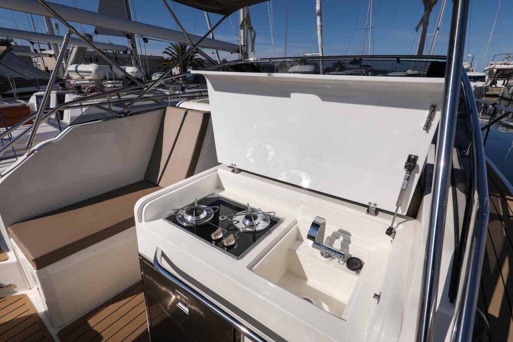 Motor boat Nuva M9 Cabin Babac