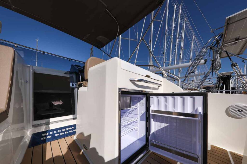 Motor boat Nuva M9 Cabin Babac