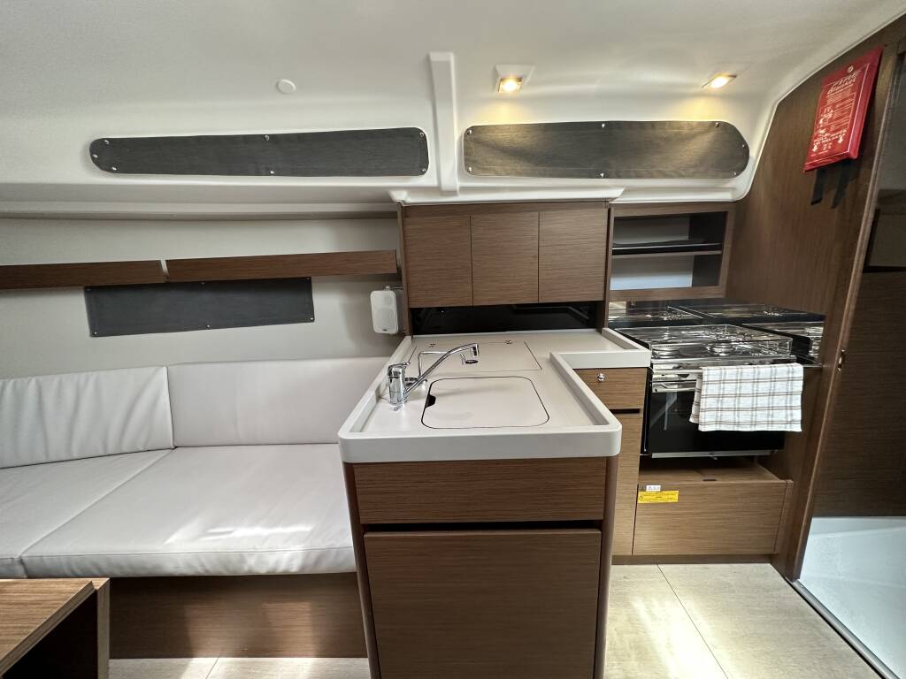Sailing yacht Oceanis 34.1 Aria