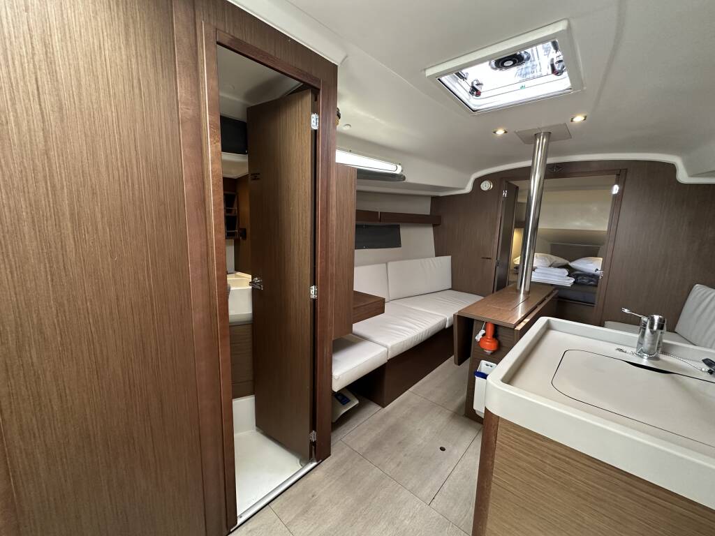 Sailing yacht Oceanis 34.1 Aria