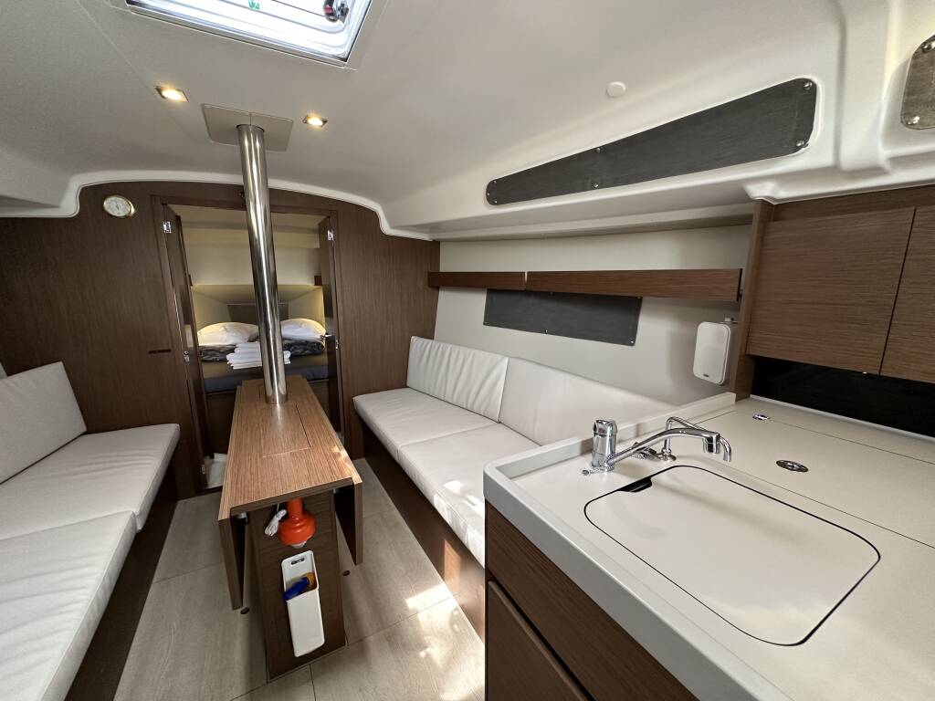 Sailing yacht Oceanis 34.1 Aria