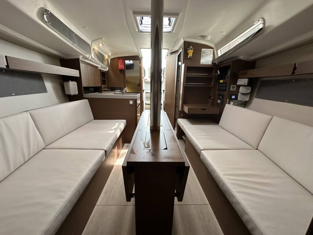 Sailing yacht Oceanis 34.1 Aria