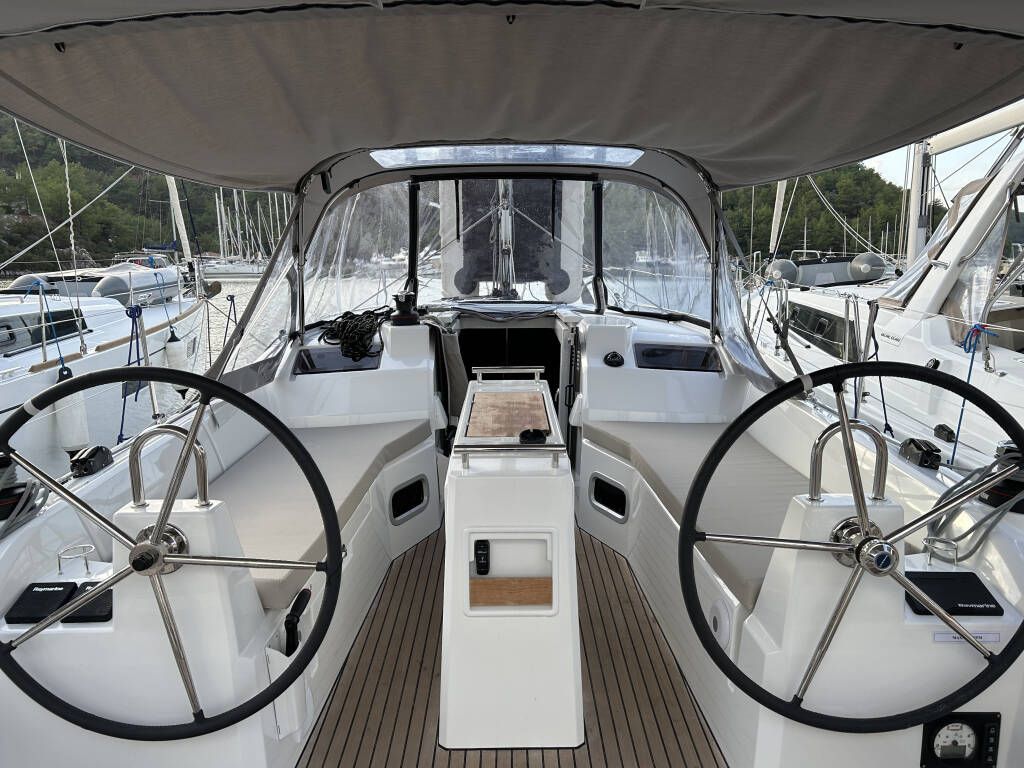 Sailing yacht Oceanis 34.1 Sail Altair
