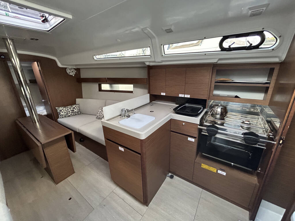 Sailing yacht Oceanis 34.1 Sail Altair