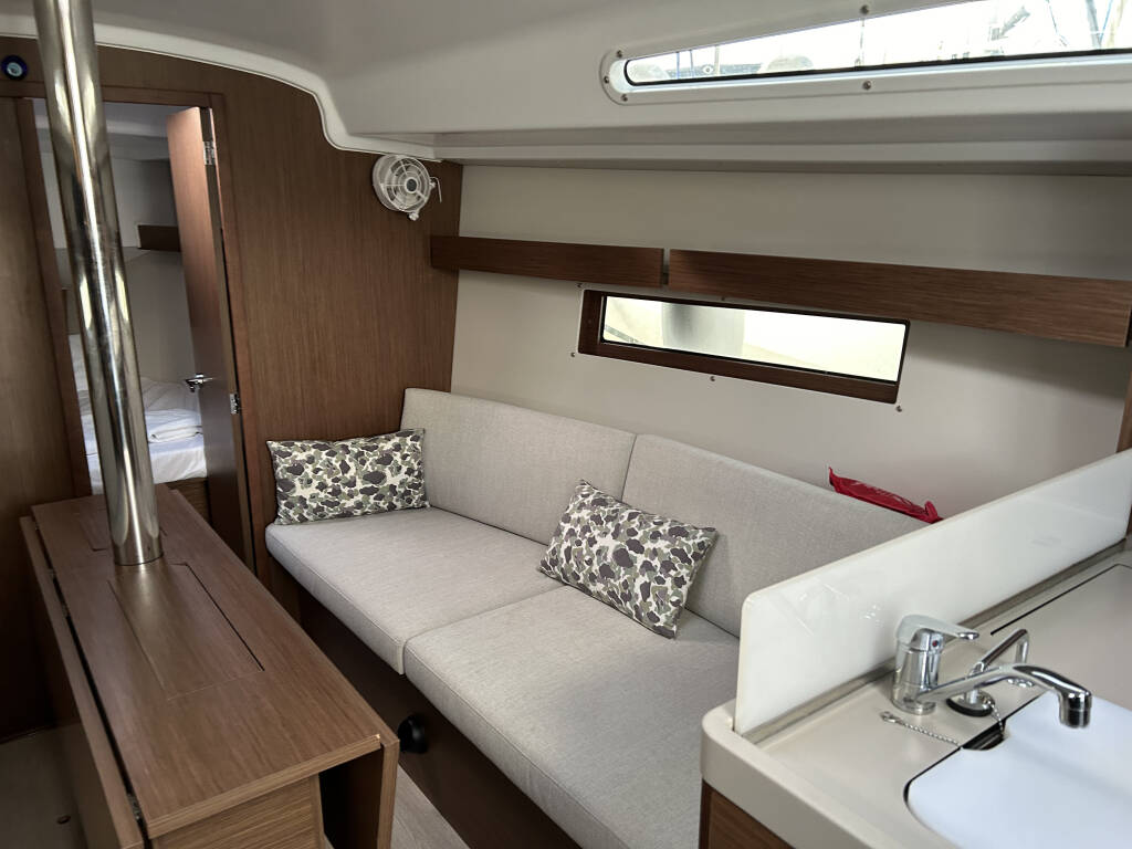 Sailing yacht Oceanis 34.1 Sail Altair