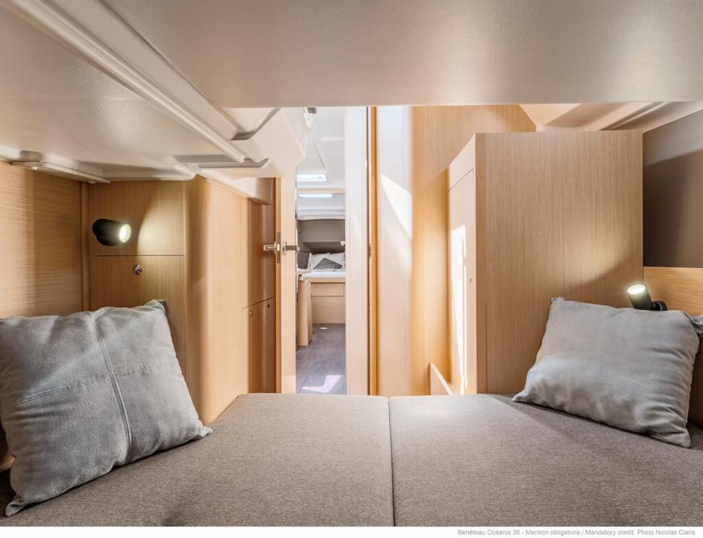 Sailing yacht Oceanis 35 Minta