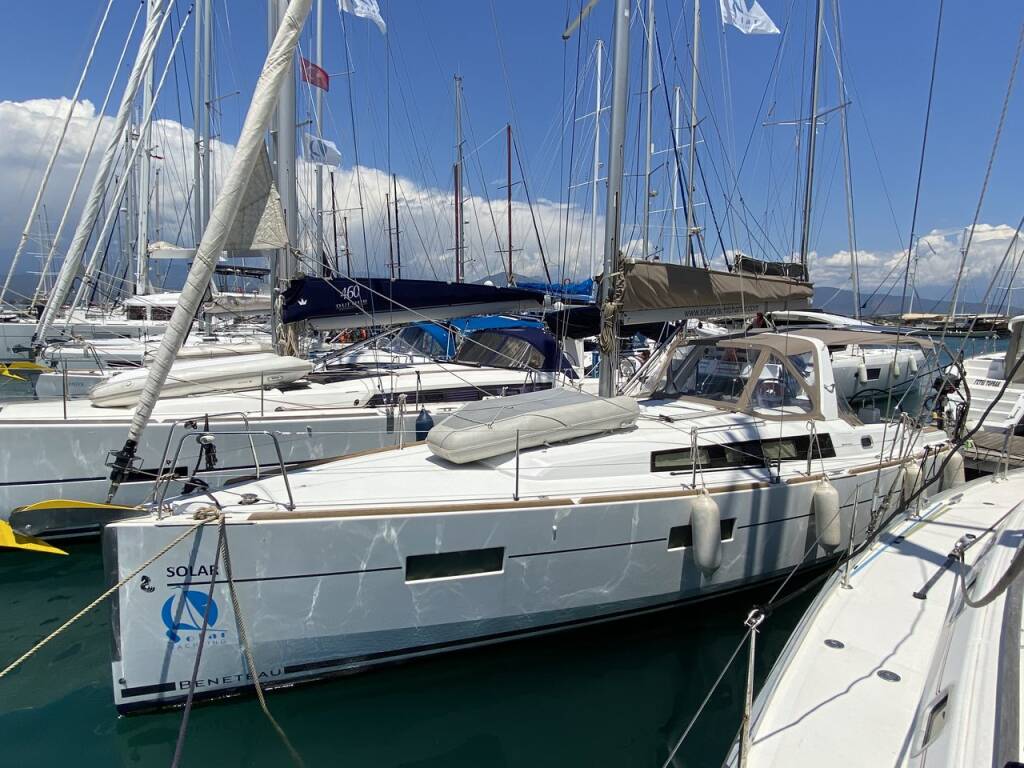 Sailing yacht Oceanis 38 Solar