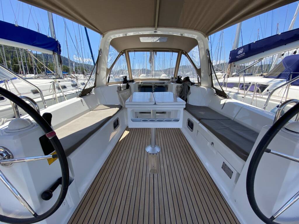 Sailing yacht Oceanis 38 Solar