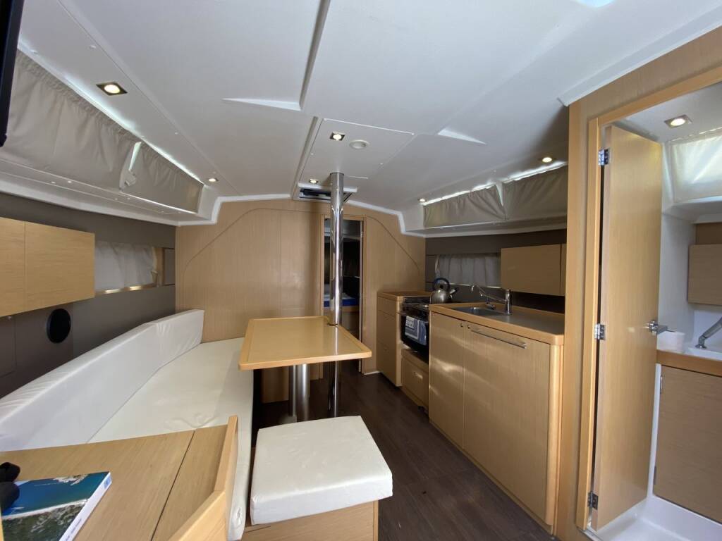 Sailing yacht Oceanis 38 Solar