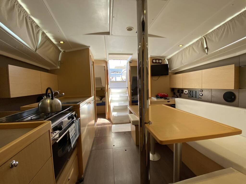 Sailing yacht Oceanis 38 Solar