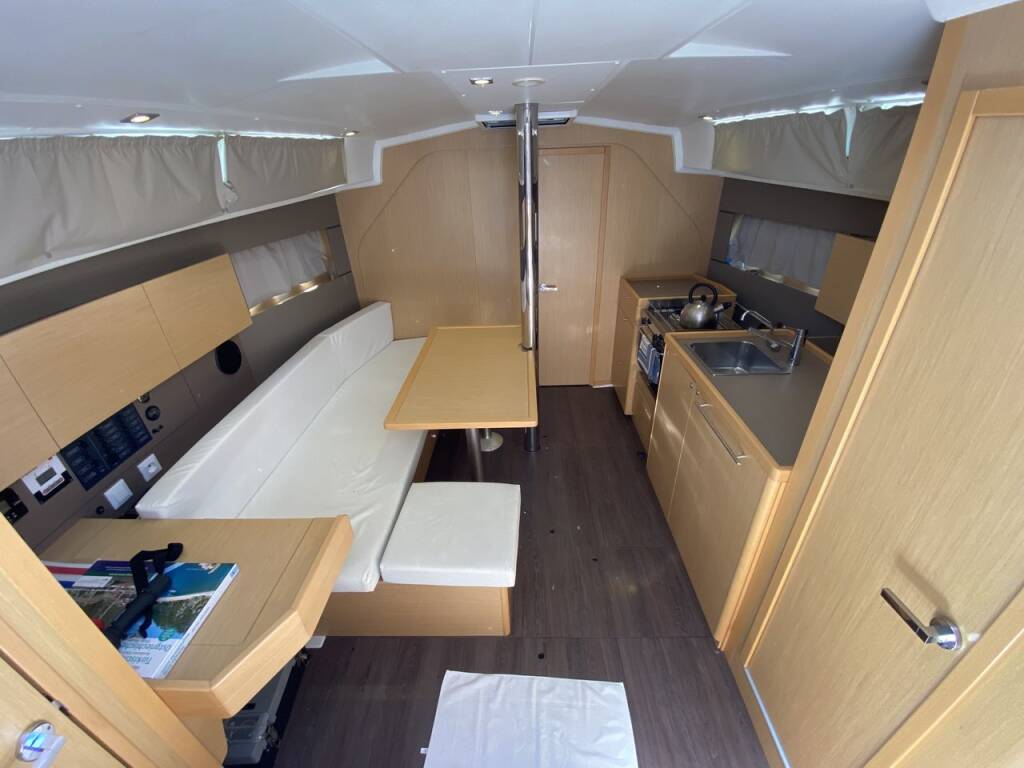 Sailing yacht Oceanis 38 Solar