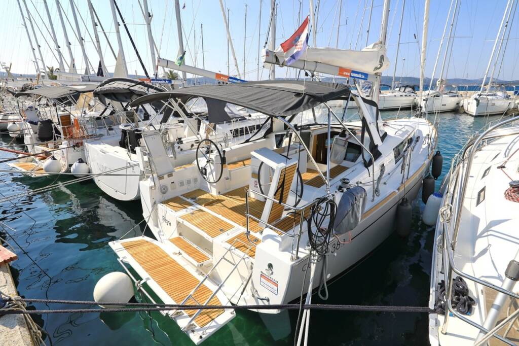Sailing yacht Oceanis 38.1 Reya