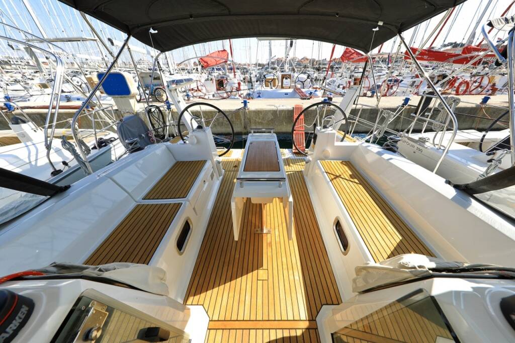 Sailing yacht Oceanis 38.1 Reya