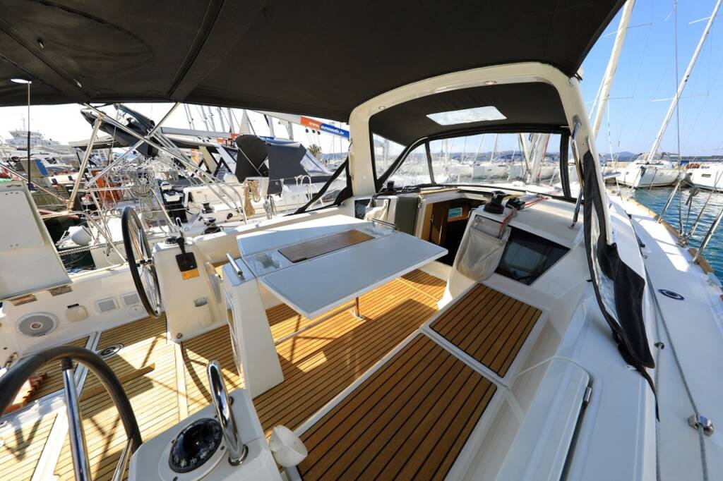 Sailing yacht Oceanis 38.1 Reya