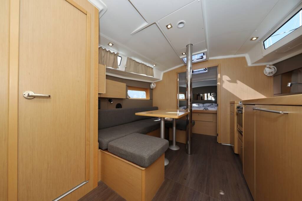 Sailing yacht Oceanis 38.1 Reya