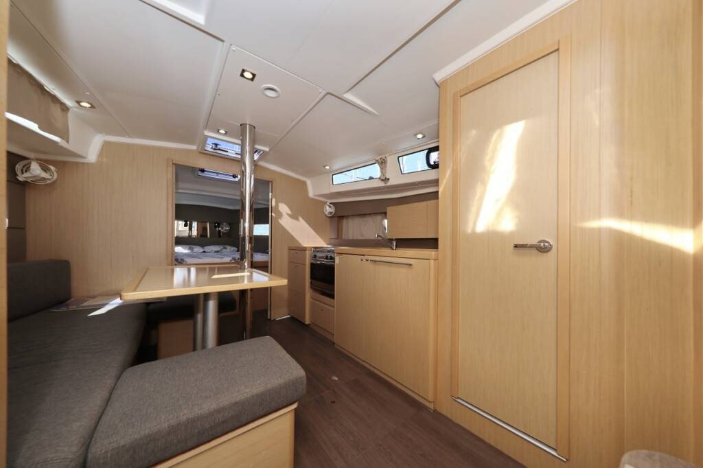 Sailing yacht Oceanis 38.1 Reya