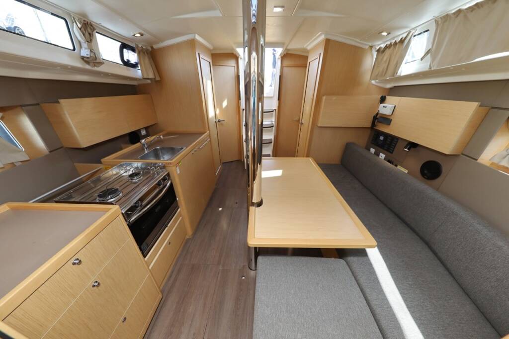Sailing yacht Oceanis 38.1 Reya
