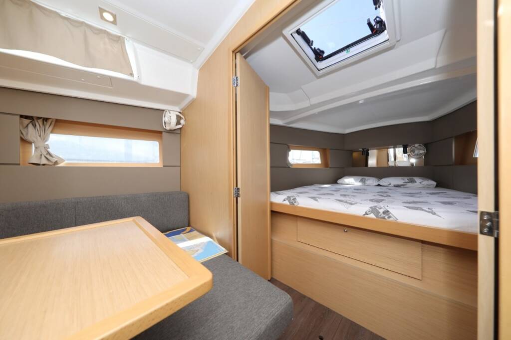 Sailing yacht Oceanis 38.1 Reya