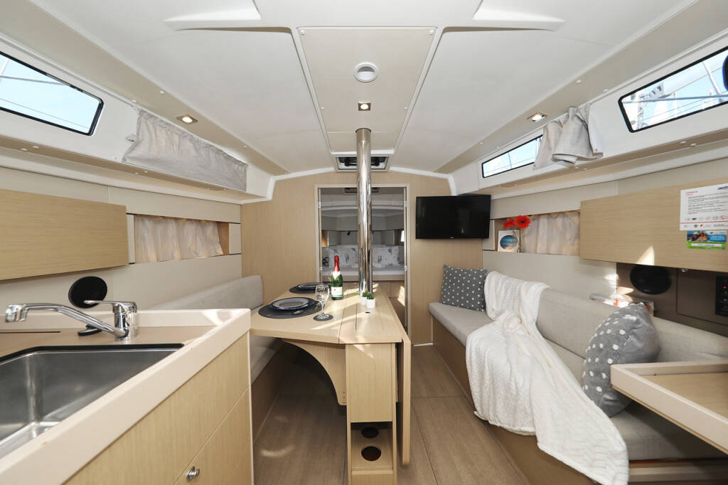 Segelyachten Oceanis 38.1 Angel07