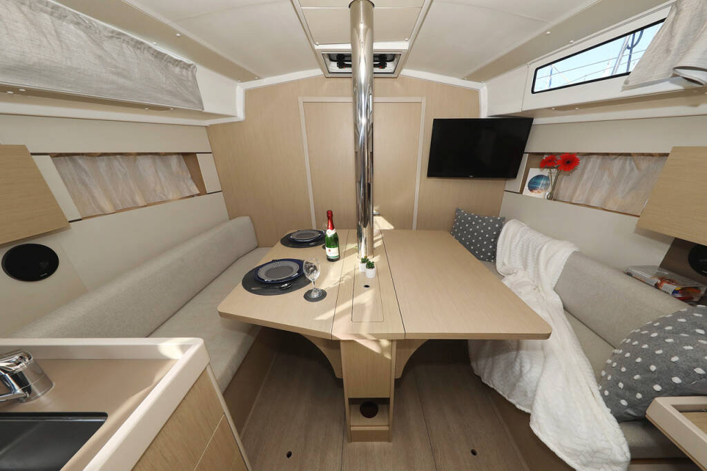 Segelyachten Oceanis 38.1 Angel07