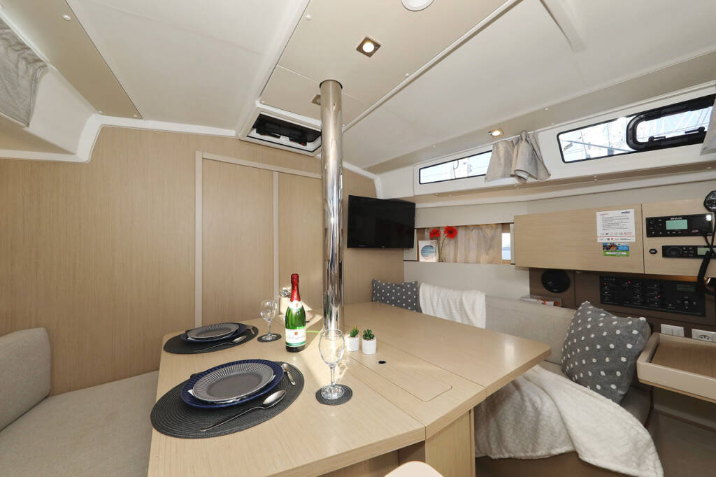 Segelyachten Oceanis 38.1 Angel07