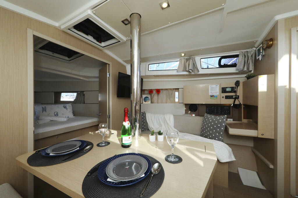 Segelyachten Oceanis 38.1 Angel07
