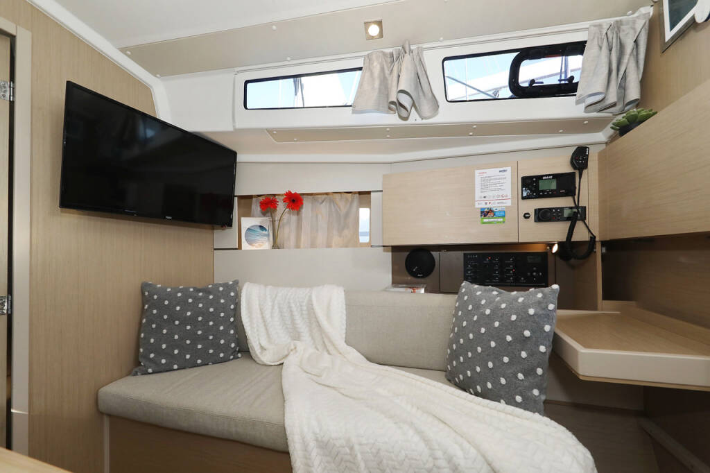 Segelyachten Oceanis 38.1 Angel07