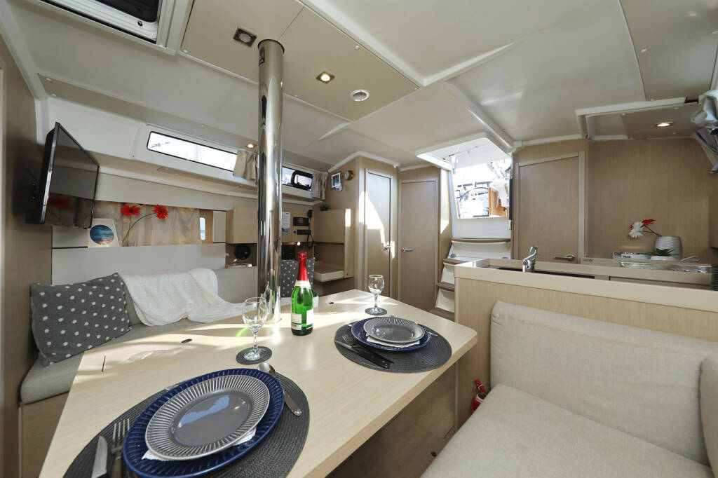 Segelyachten Oceanis 38.1 Angel07