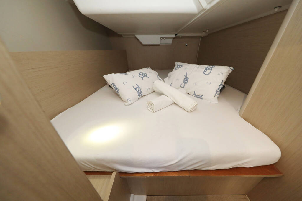 Segelyachten Oceanis 38.1 Angel07
