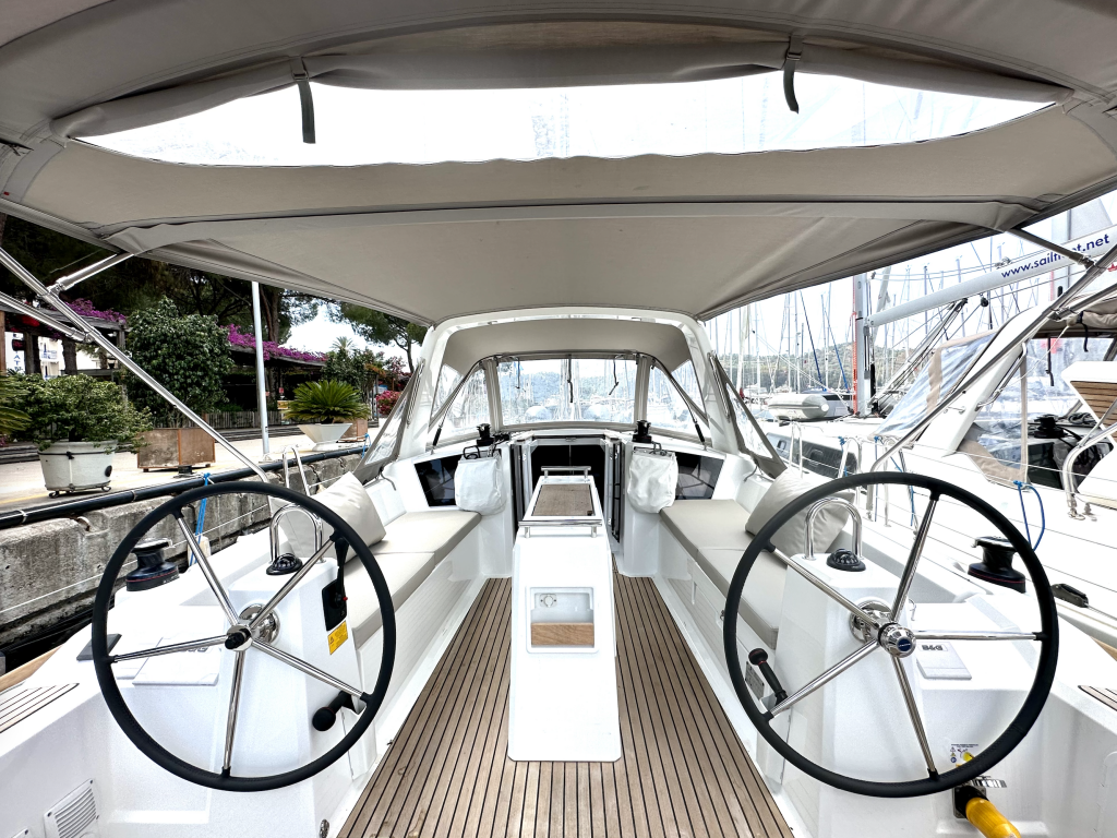 Sailing yacht Oceanis 38.1 Sail Lyra