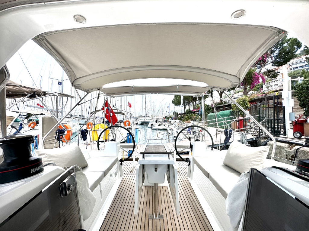 Sailing yacht Oceanis 38.1 Sail Lyra