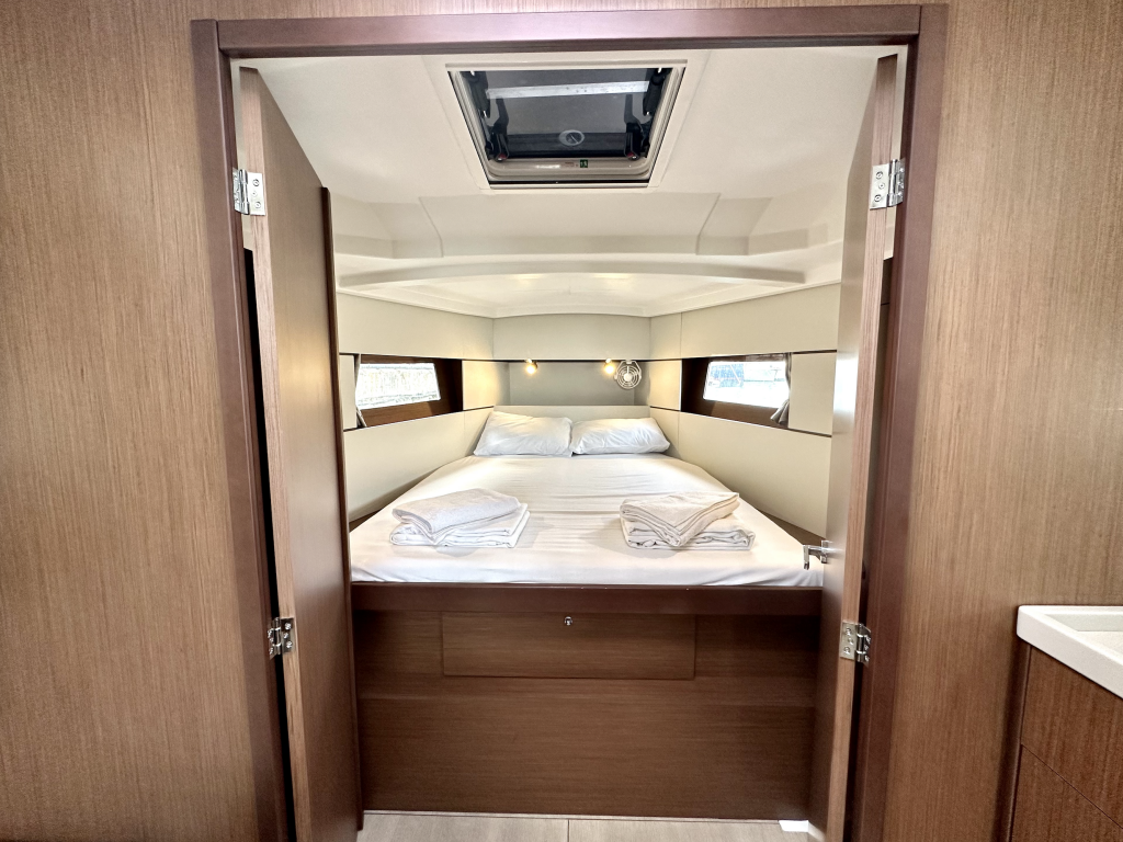 Sailing yacht Oceanis 38.1 Sail Lyra