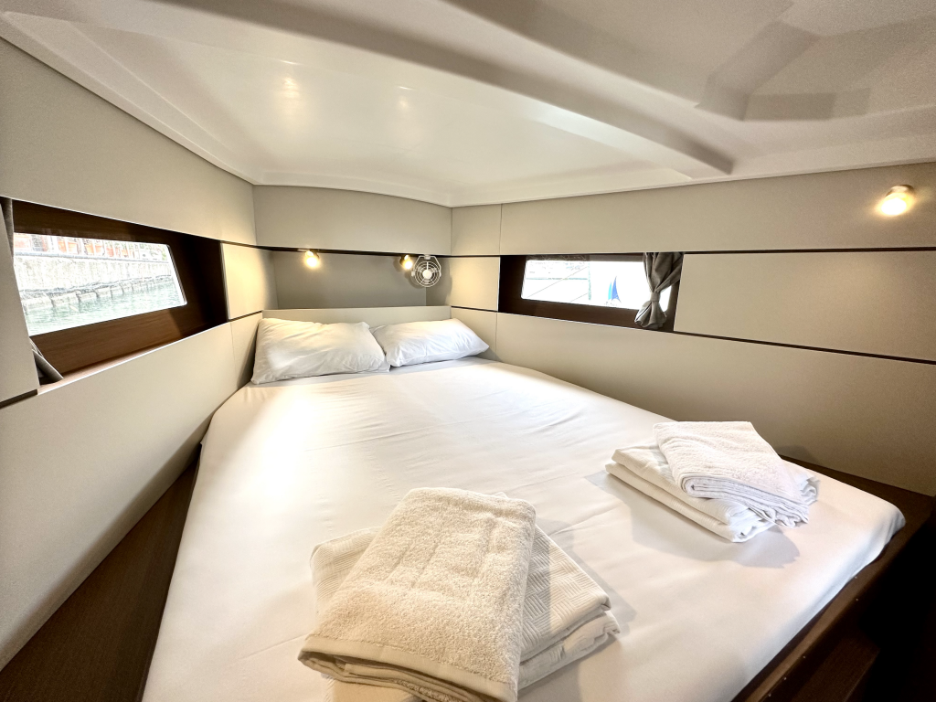 Sailing yacht Oceanis 38.1 Sail Lyra