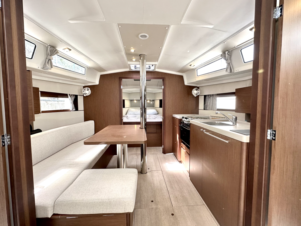 Sailing yacht Oceanis 38.1 Sail Lyra