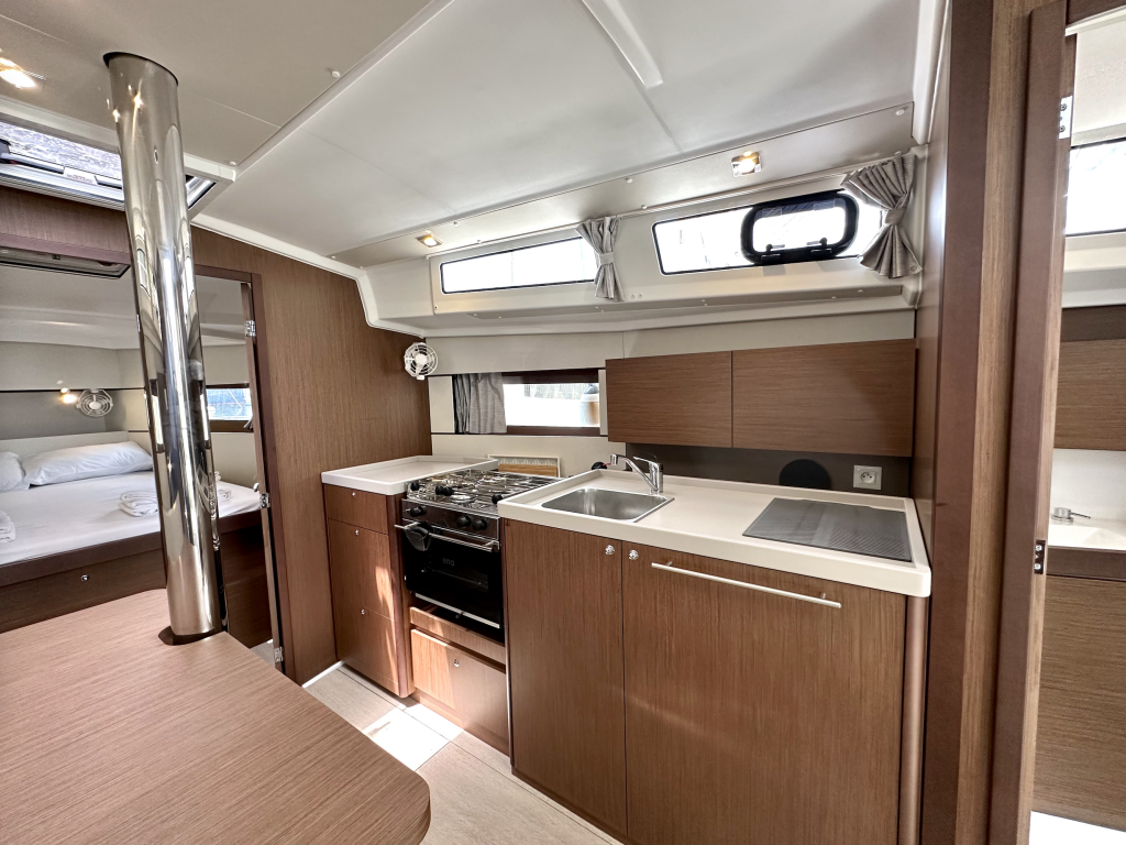 Sailing yacht Oceanis 38.1 Sail Lyra
