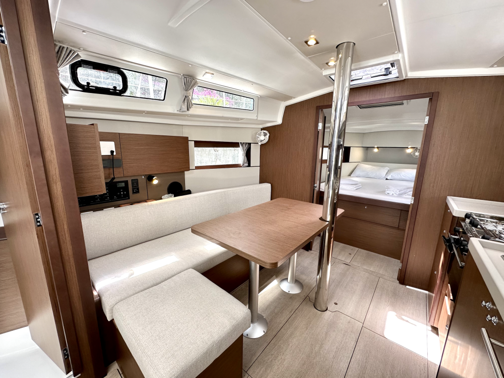 Sailing yacht Oceanis 38.1 Sail Lyra