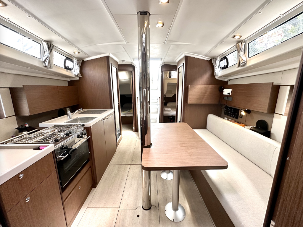 Sailing yacht Oceanis 38.1 Sail Lyra